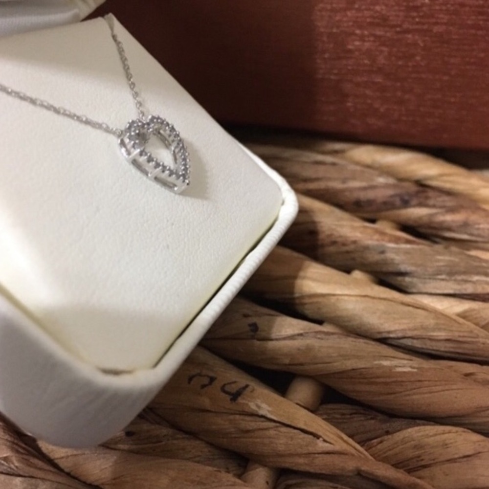 🆕 Macy’s Bridged Diamond 18” Necklace! 14K White Gold! 💥 - Picture 7 of 11